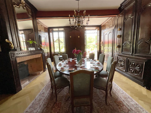 Salle à manger du manoir de la Carrère
